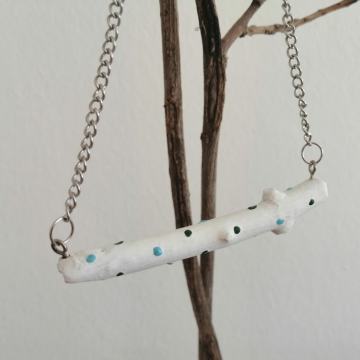 Bijela ogrlica na točkice ručni rad