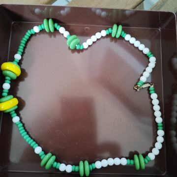 Zelena-bijela ogrlica - bižuterija