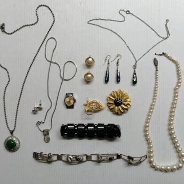 broš Swarovski 2kom, ogrlica 4kom, narukvica 2kom, naušnice, sat