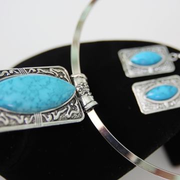 BOHO OGRLICA I NAUŠNICE