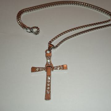 Brzi i žestoki križić i lančić