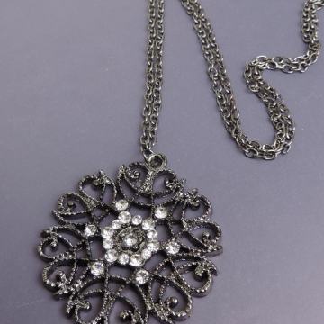 Čarobni medaljon s kristalićima