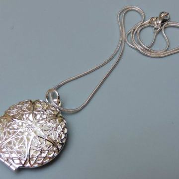 Čarobni medaljon na lančiću