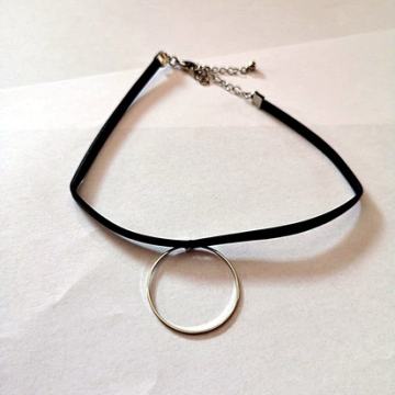 CHOKER OGRLICA S ZLATNIM PRIVJESKOM - NOVO