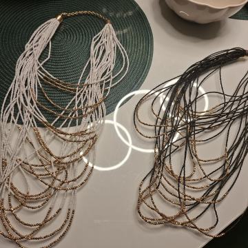 CRNA I BIJELA OGRLICA U VIŠE NIZOVA - NOVO