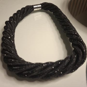 CRNA SVEČANA OGRLICA - NOVO