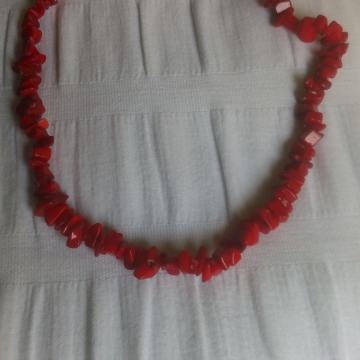 Crvena ogrlica od kamenčića