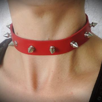 Crveni spike choker