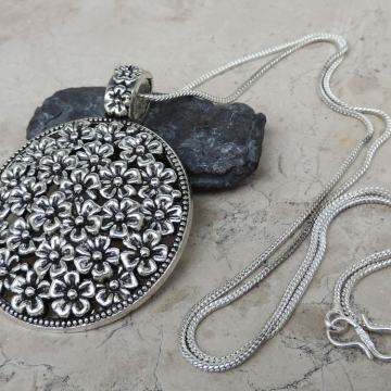 Veliki cvjetni privjesak na srebrnom lancu