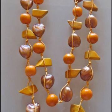 Drvena ogrlica narančaste boje, NOVO