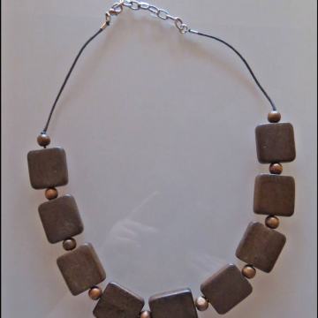 Drvena ogrlica smeđe boje, NOVO