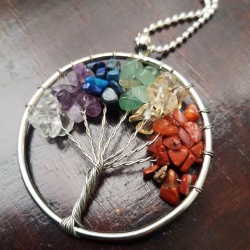 Drvo života - ogrlica sa šarenim kamenčićima