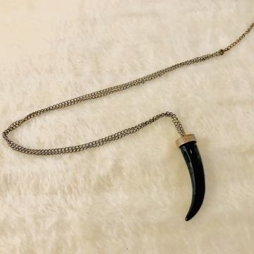 DUGA OGRLICA S CRNIM ROGOM