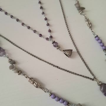 Duga troslojna ogrlica s perlama od ametista