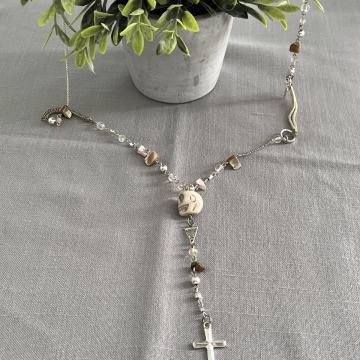 Dugi lančić lubanja, križ