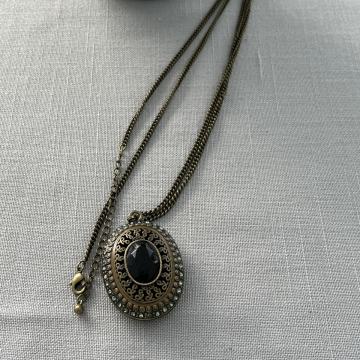 Dugi lančić sa medaljonom/ TOTALNA ČISTKA