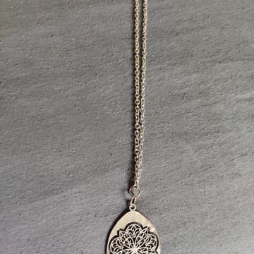 Duža ogrlica s privjeskom