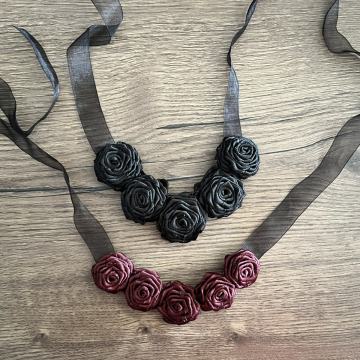Dvije ogrlice s ružama od satena
