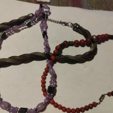 Dvije starinske ogrlice za starije zene i jedna magnetna