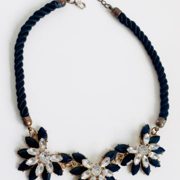 ELEGANTNA CRNO BIJELA OGRLICA S KRISTALIĆIMA