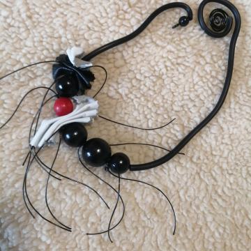 GUMENA OGRLICA S KUGLICAMA