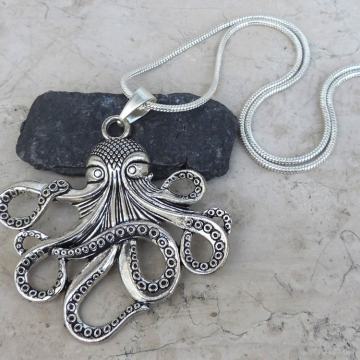 Hobotnica privjesak na srebrnom lančiću