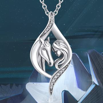 Izvrsna ručno rezbarena ogrlica s ponijem