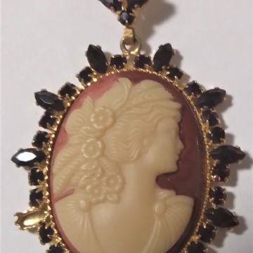 camea na lančiću obrubljena granatima