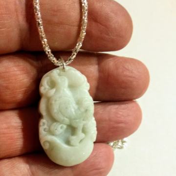 Kineski horoskop - 
privjesak od ŽADA - PJETAO
 + posrebreni LANČIĆ