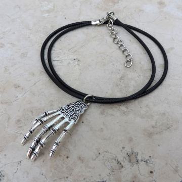 Kosturska ruka na kožnoj ogrlici