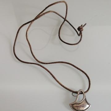 Kožna ogrlica s privjeskom unikat