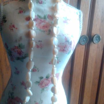 Kraća ogrlica od Ohrickog bisera sa plastičnim biserima