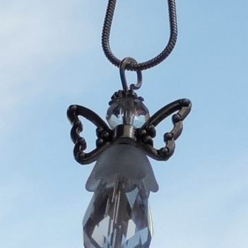 Kristalni anđeo na srebrnom lančiću