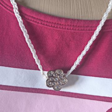 Lanac  - pletenica od finog sjajnog konca sa privjeskom