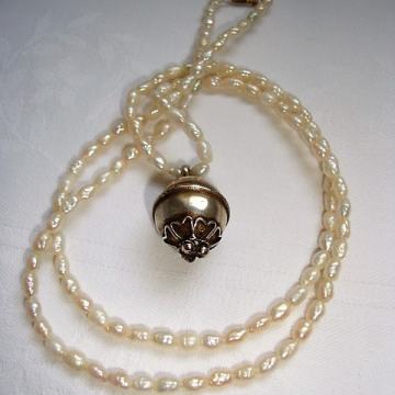 Lančić od bisera i srebrnom tokom