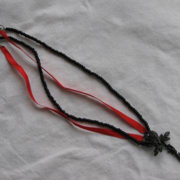 Lančić sa CRNOM RUŽOM. Sitniji kristali i crveni veći. SAND-2