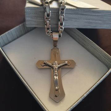 Lančić kirurški čelik kraljevski vez 5 mm i privjesak križ kir. čelik