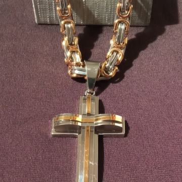 Lančić kirurški čelik kraljevski vez 9 mm sa pozlatom i privjesak križ