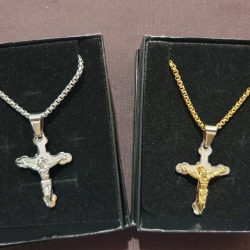 Lančić kirurški čelik i križ kirurški čelik u boji čelika i pozlaćen