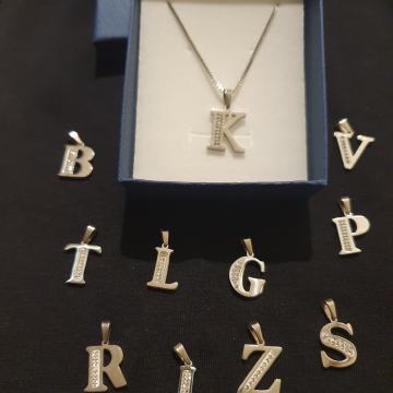 Lančić kirurški čelik slovo sa cirkonima