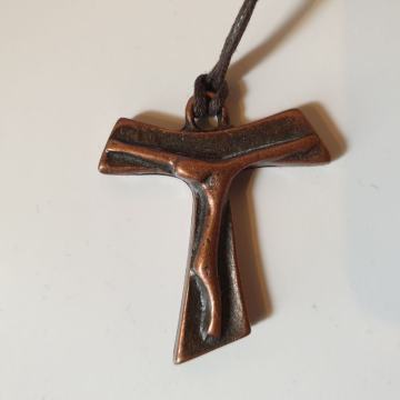 Lančić sa križićem Tau