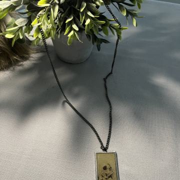 Lančić s pločicom lubanja