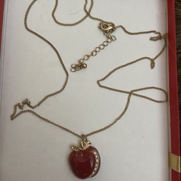 Lančić i privjesak crvena jabuka sa cirkonima Swarovski i naušnice