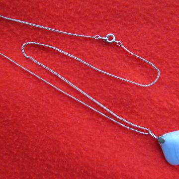 LANČIĆ i privjesak Svjetlo sivo-plavi poludragi kamen. SAND-2