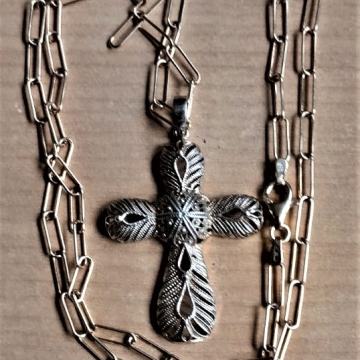 lančić sa privjeskom u obliku križa
