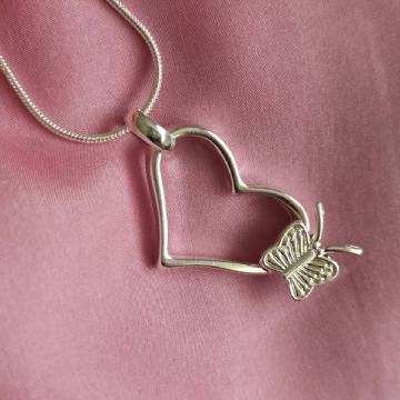 Lančić sa privjeskom srca i leptirom