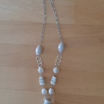 Lančić sivo bijeli