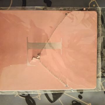 Lančić sa slovom L