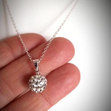 Lančić sa srebrnim privjeskom u obliku kuglice + jewelry box