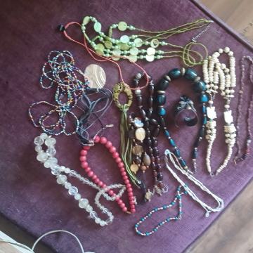 Lot razne bižuterije ogrlice